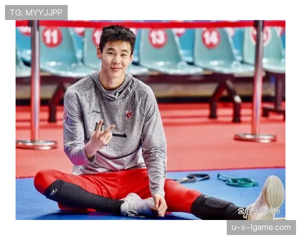 郭昊文最新街拍居然穿得像隔壁理发店小哥,球场上那个“贵公子”呢?