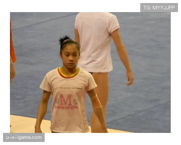 刚看到吴柳芳穿睡衣在小区门口等外卖，车里堆着一堆名牌袋，邻居都懵了